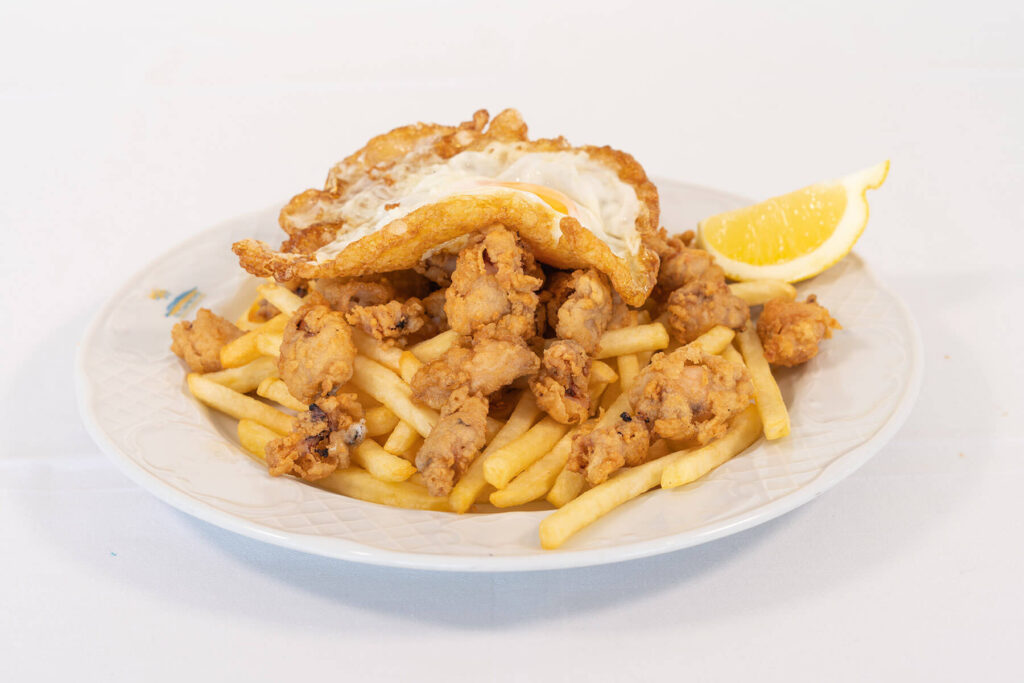 Huevos rotos con calamaritos
