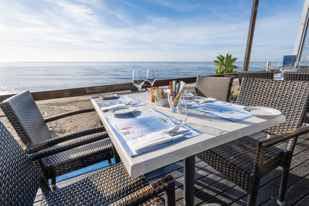 Mesa del chiringuito con vistas al mar